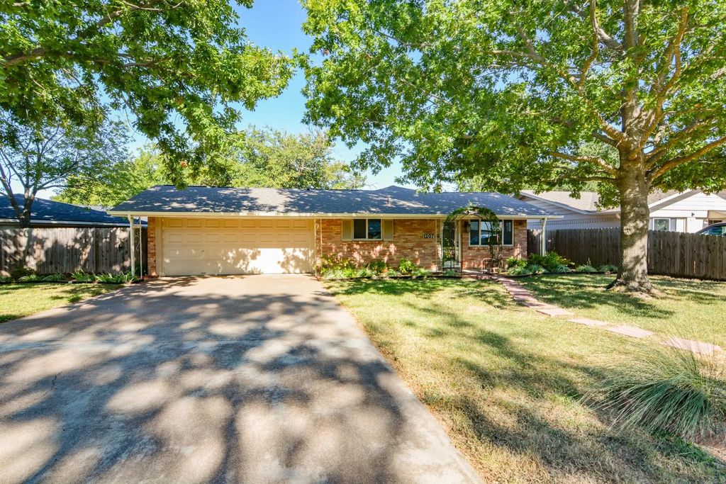 1207 Lynnwood Drive, Cleburne