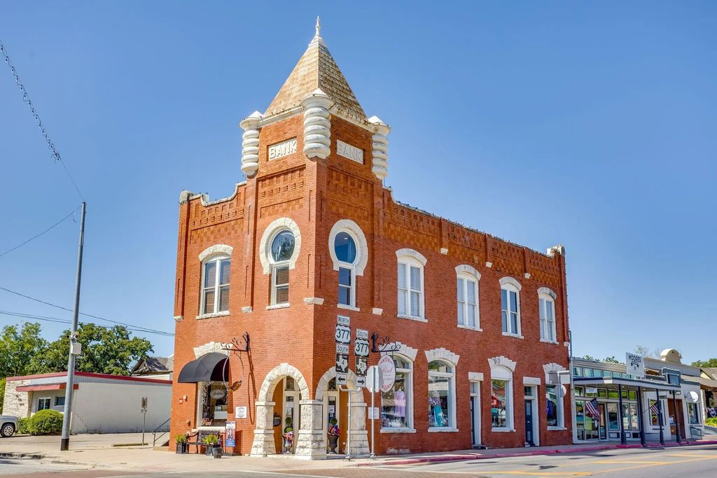 101 W Pearl Street, Granbury