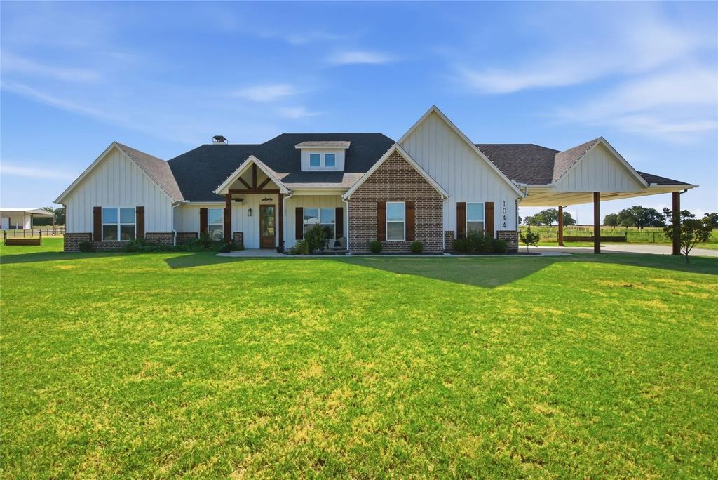 1044 Monarch Court, Poolville