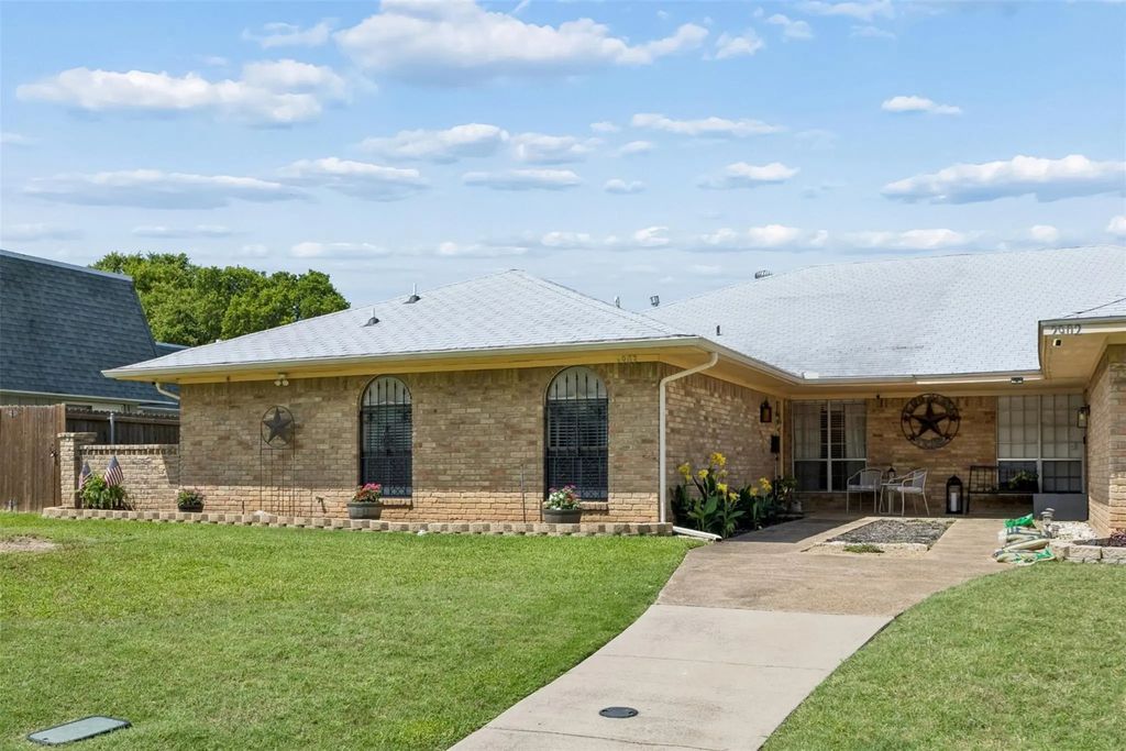 2903 Country Place Court, Carrollton
