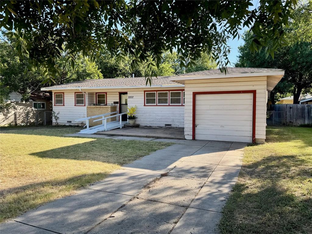 2207 4th Street, Brownwood