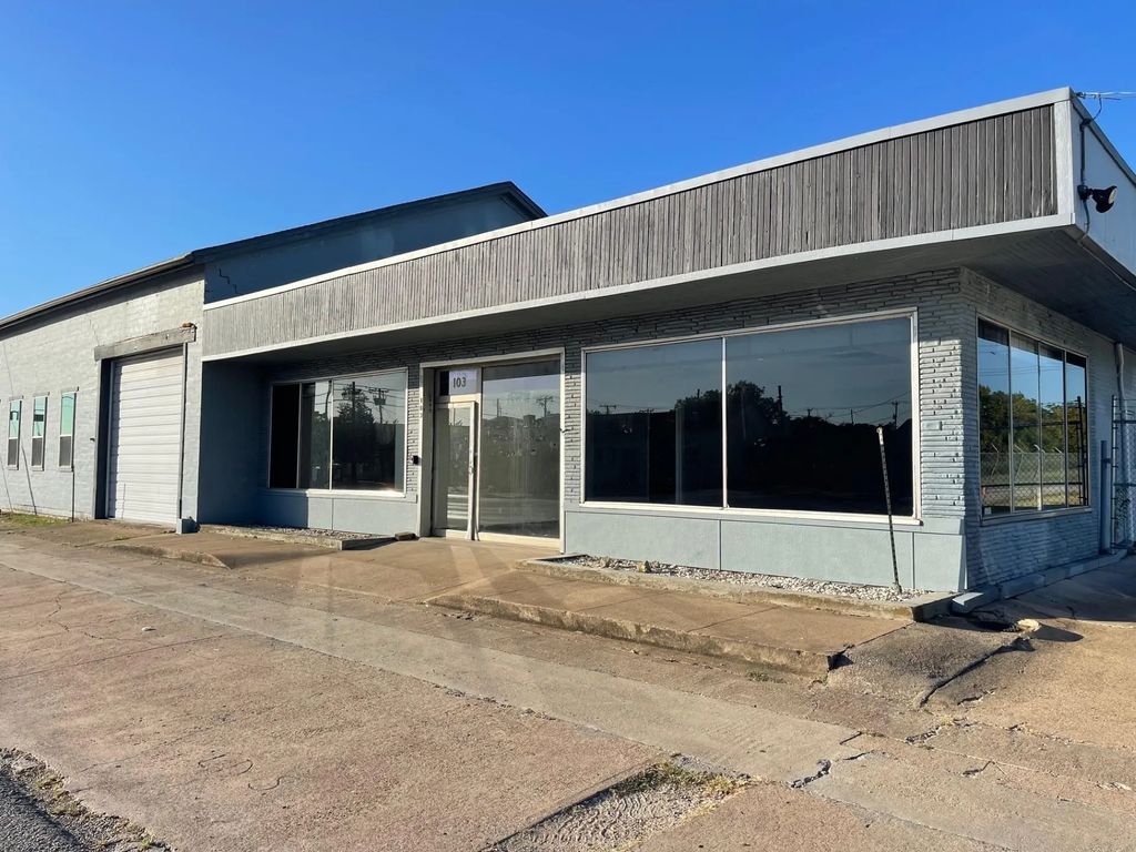 103 W Broad, Forney