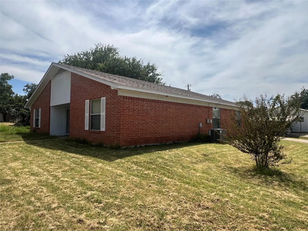 1323-1325 N Mary Street, Comanche