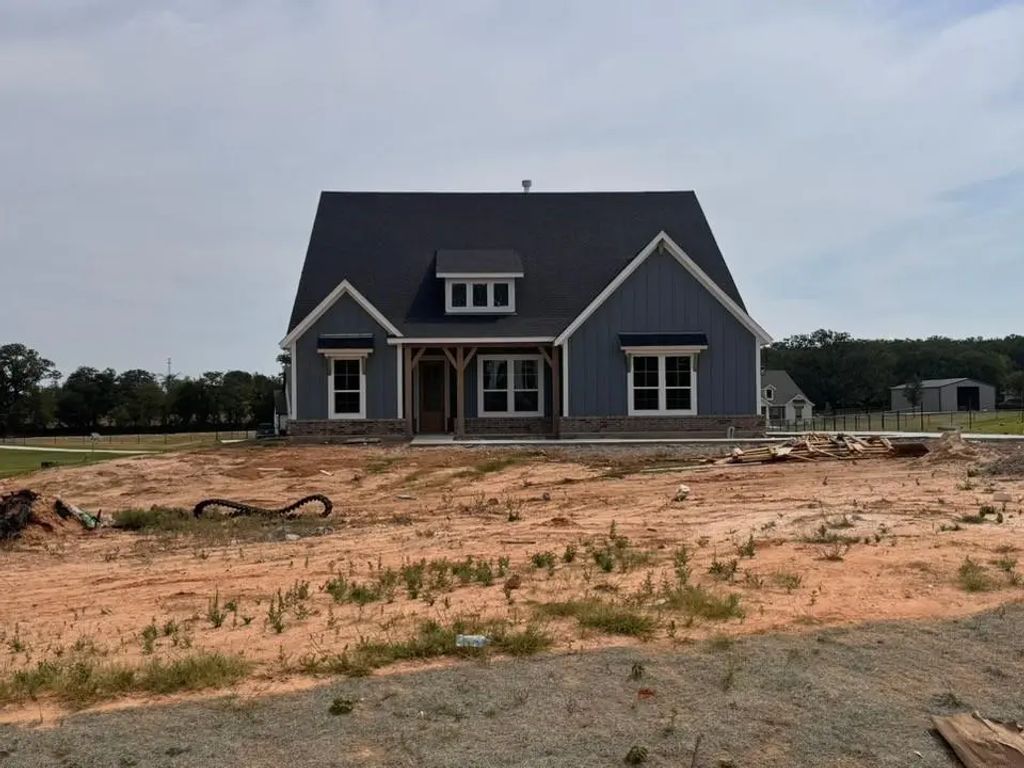 601 Tay Tay Way, Springtown