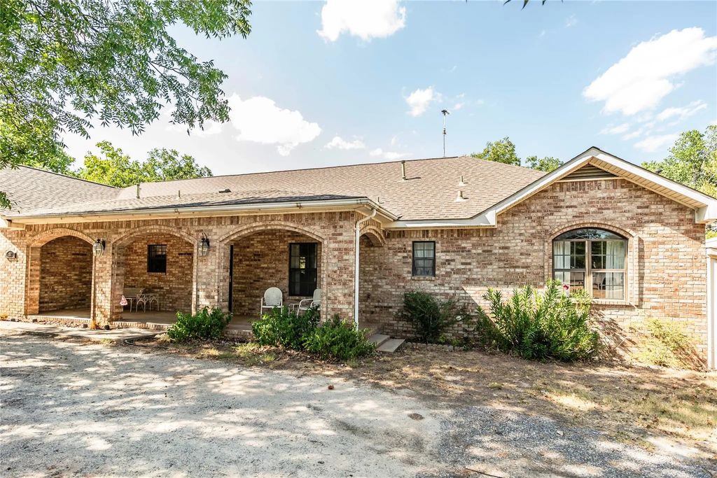 264 Oak Street, Nocona