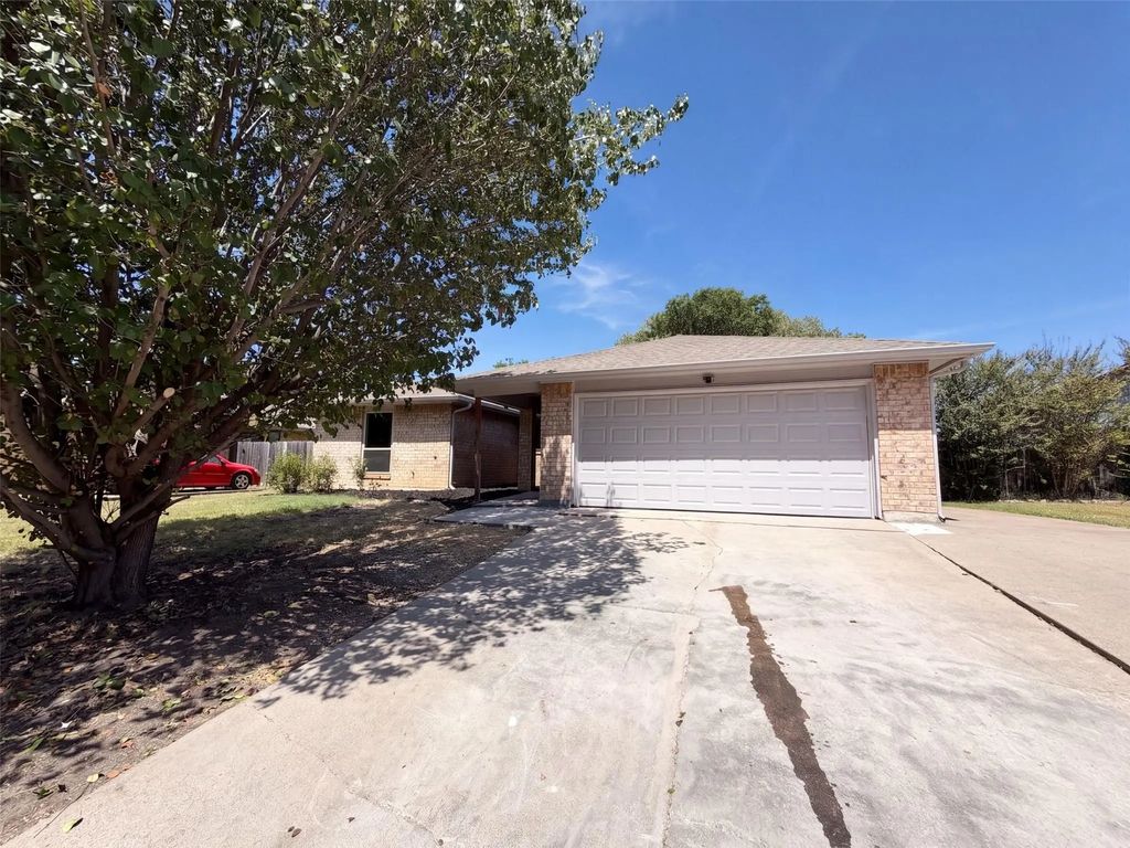 220 Grand Meadow Drive, Fort Worth