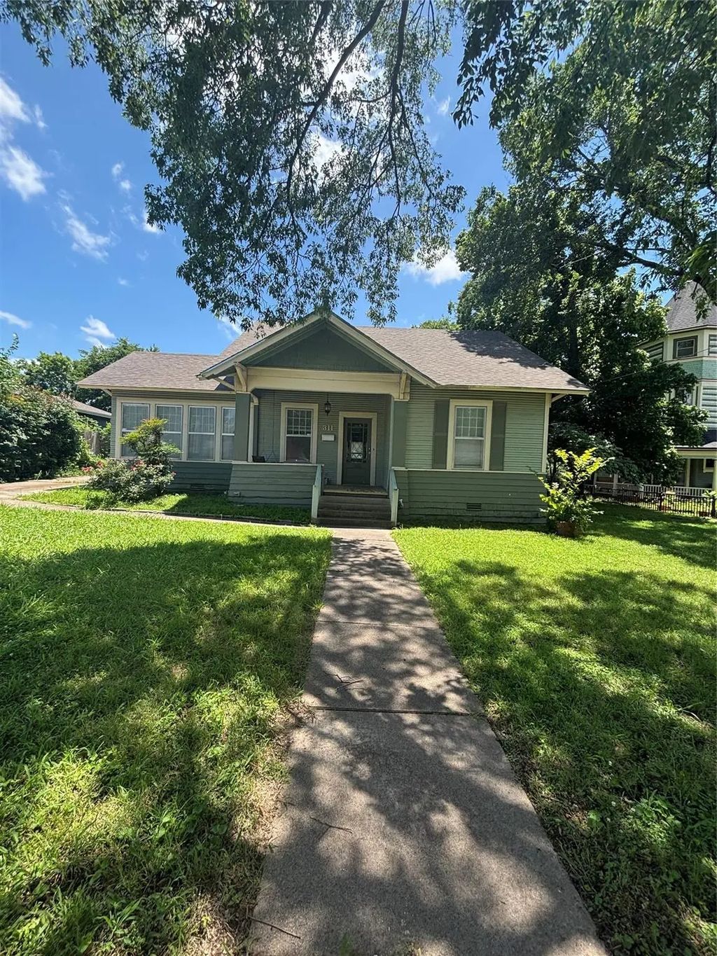 311 W Sam Rayburn Drive, Bonham