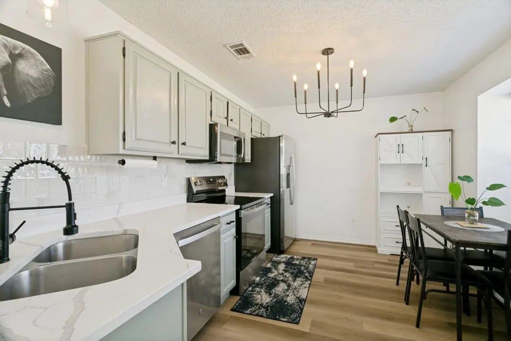 1332 Cedar Ridge Drive, Lewisville