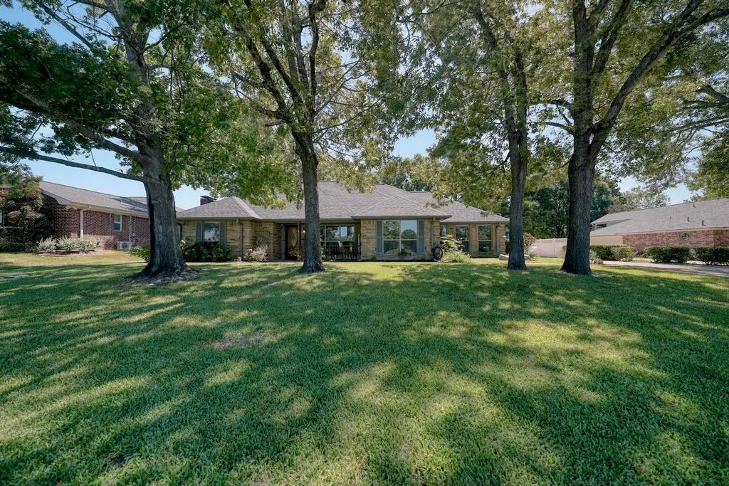 127 Clubview Drive, Hideaway