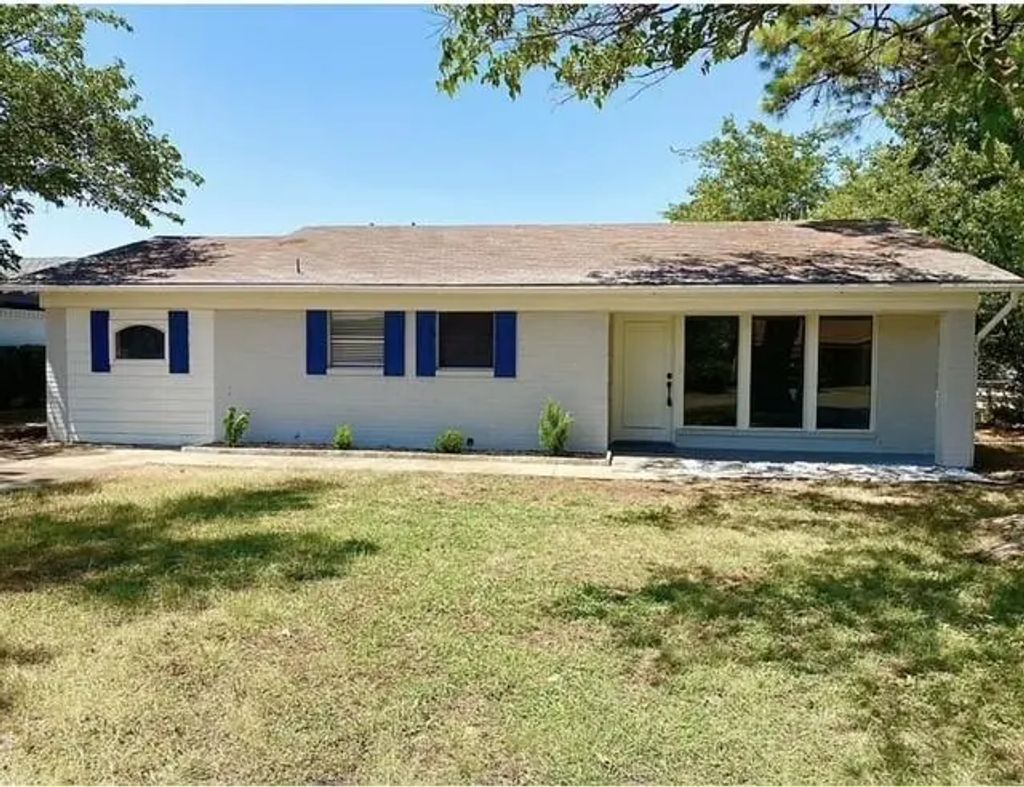 512 Sally Lane, Cleburne
