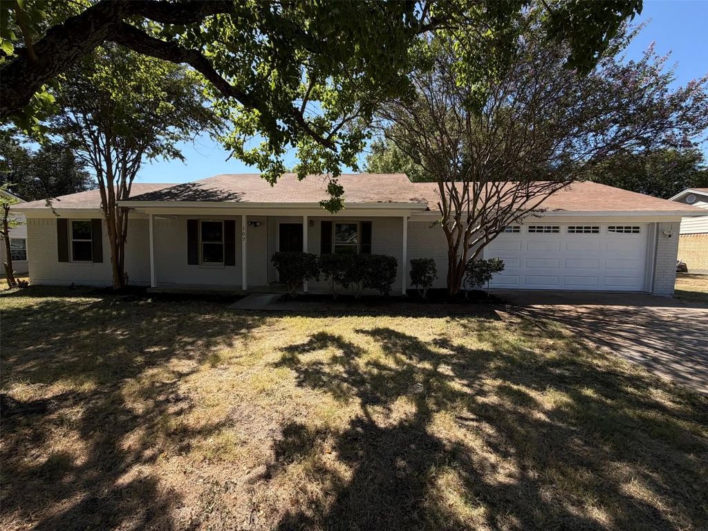 309 Applewood Lane, Hewitt