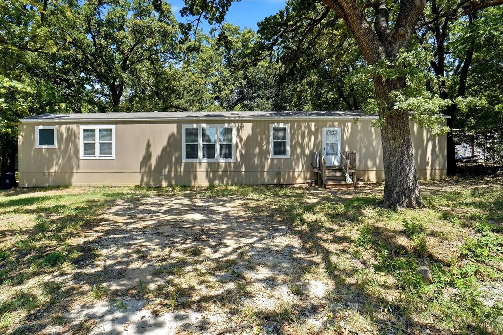 1279 Ham Bates Road, Whitesboro