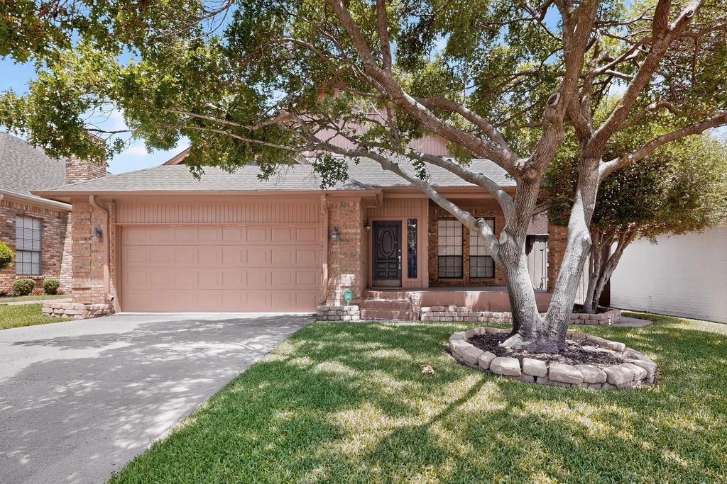 1216 Olde Towne Drive, Irving