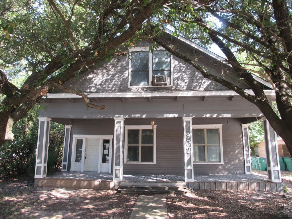 907 E Texas Avenue, Mart