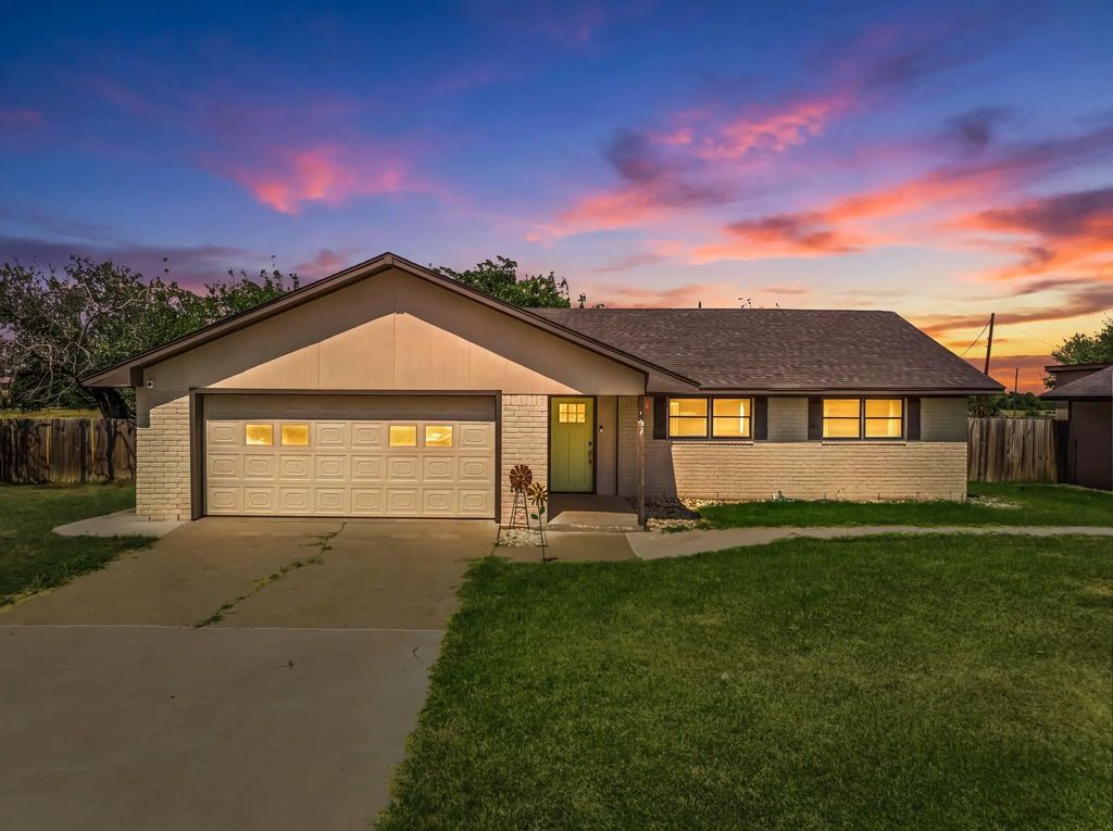 141 Swan, Waco