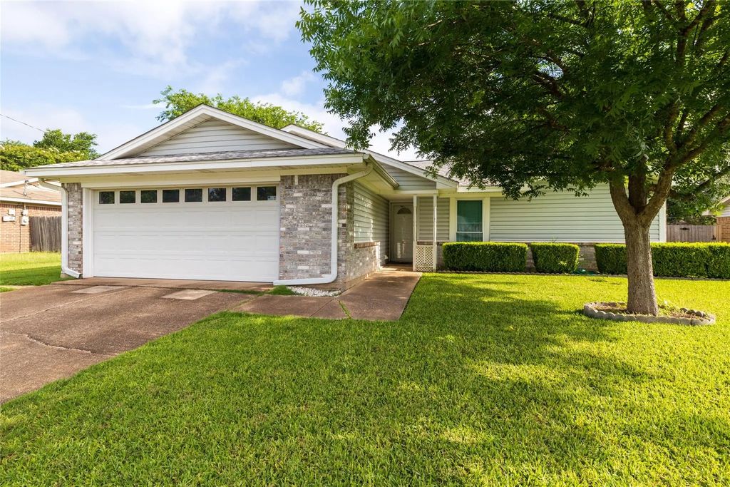 1309 Mercedes Street, Benbrook