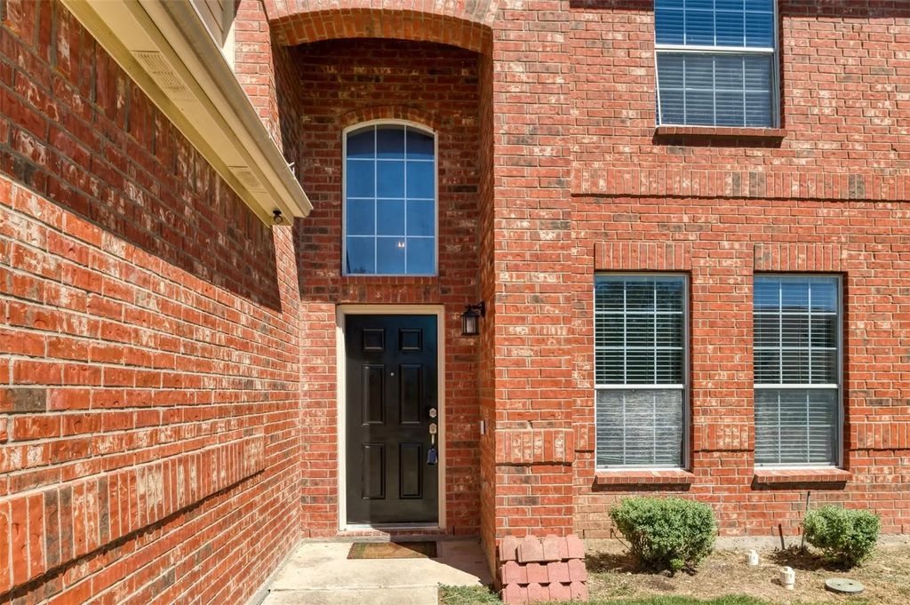 5140 Meandering Creek Court, Fort Worth