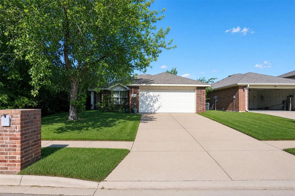 2752 Maegen Circle, Fort Worth