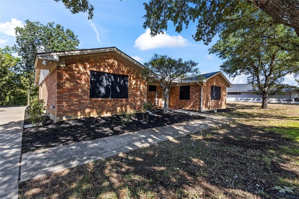 909 Robertson Road, Grand Prairie