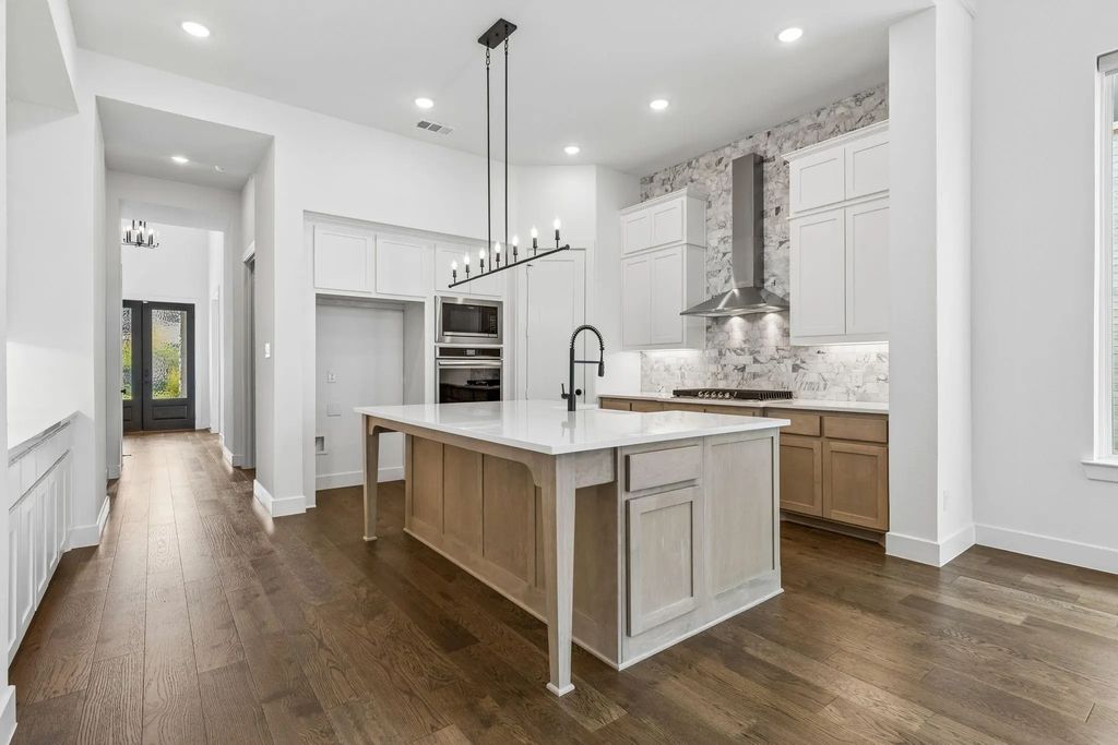 3921 Linear, Celina