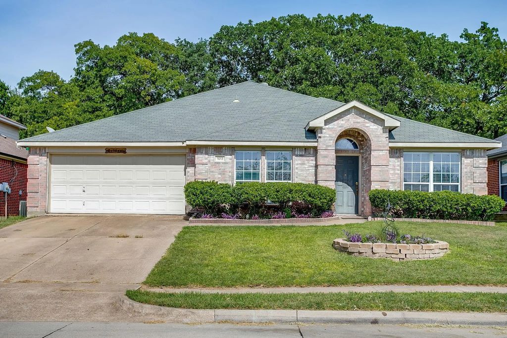 1013 Hidden Lake Drive, Burleson