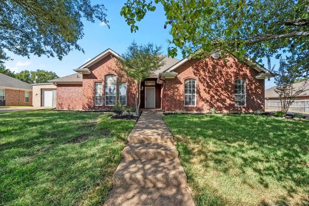 325 Fannin Drive, Hewitt