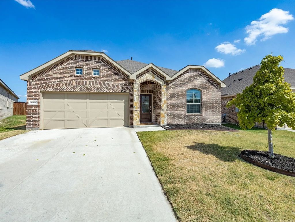 5252 Mountain Top Trail, Fort Worth