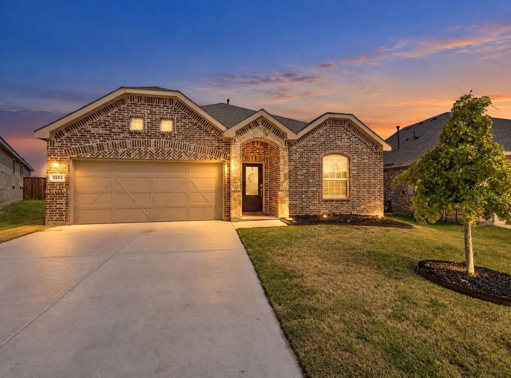 5252 Mountain Top Trail, Fort Worth