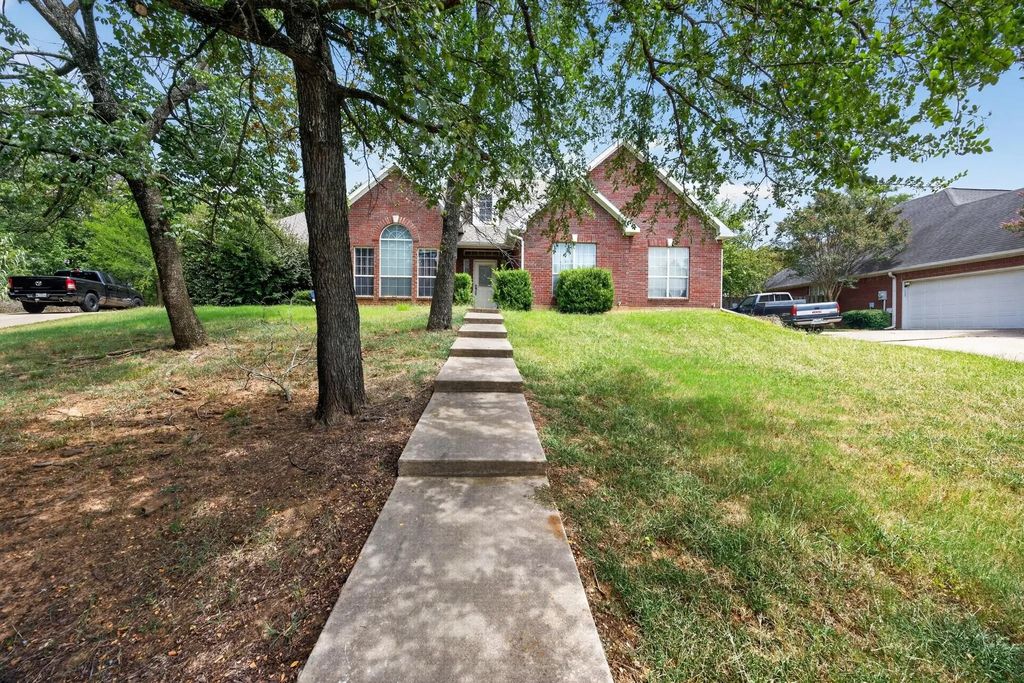 804 Waterloo Lake Drive, Denison