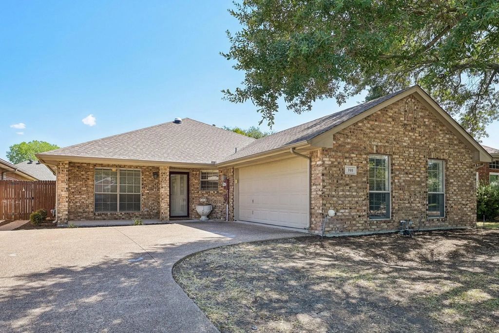702 Azalea Trail, Waxahachie