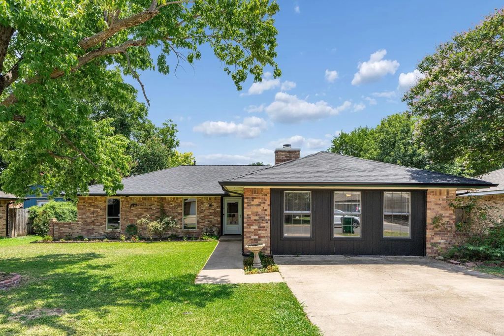 110 Bryn Mawr Lane, Waxahachie