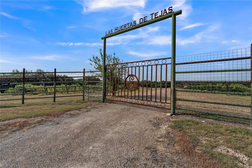 25270 E State Highway 6, Hico