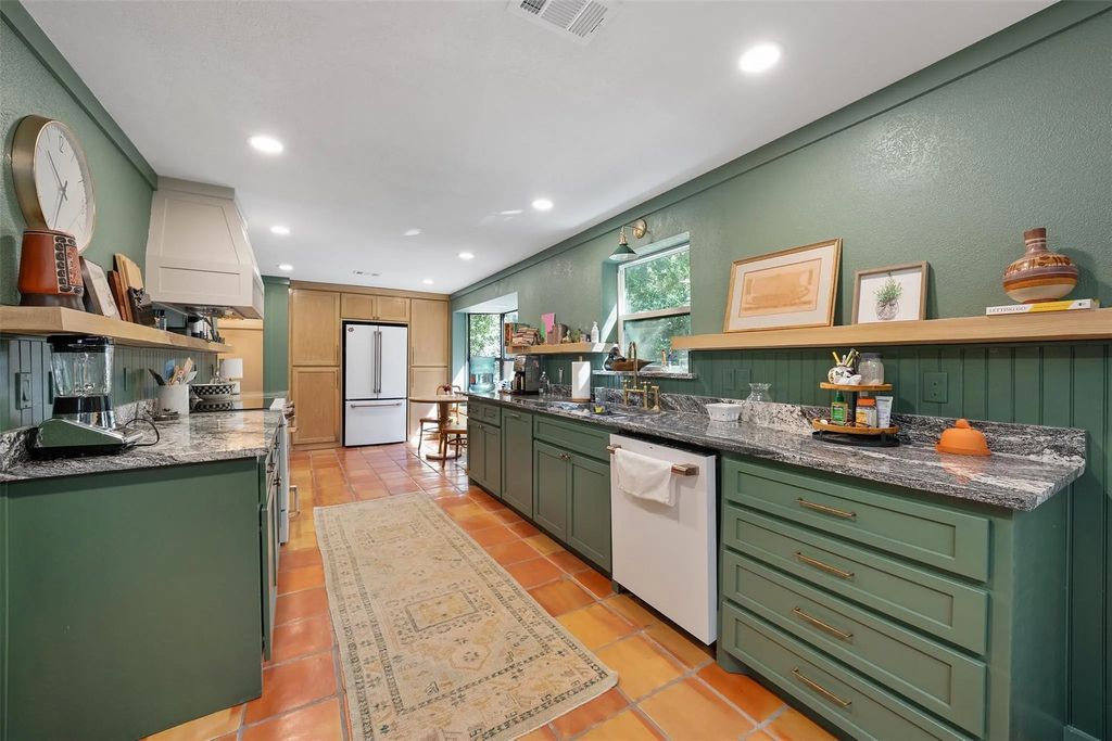 20616 E Grove Club Lake Road, Whitehouse