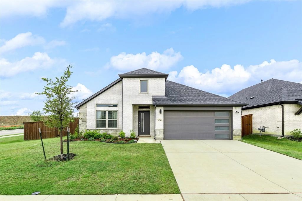 10544 Landry Bluff Lane, Fort Worth