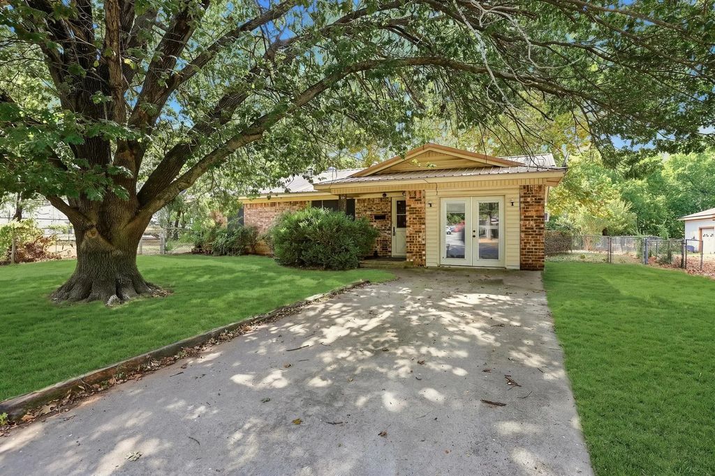 503 N College Street, Whitesboro
