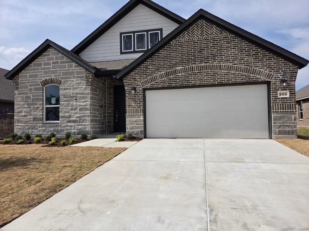 806 Silverleaf Drive, Ennis