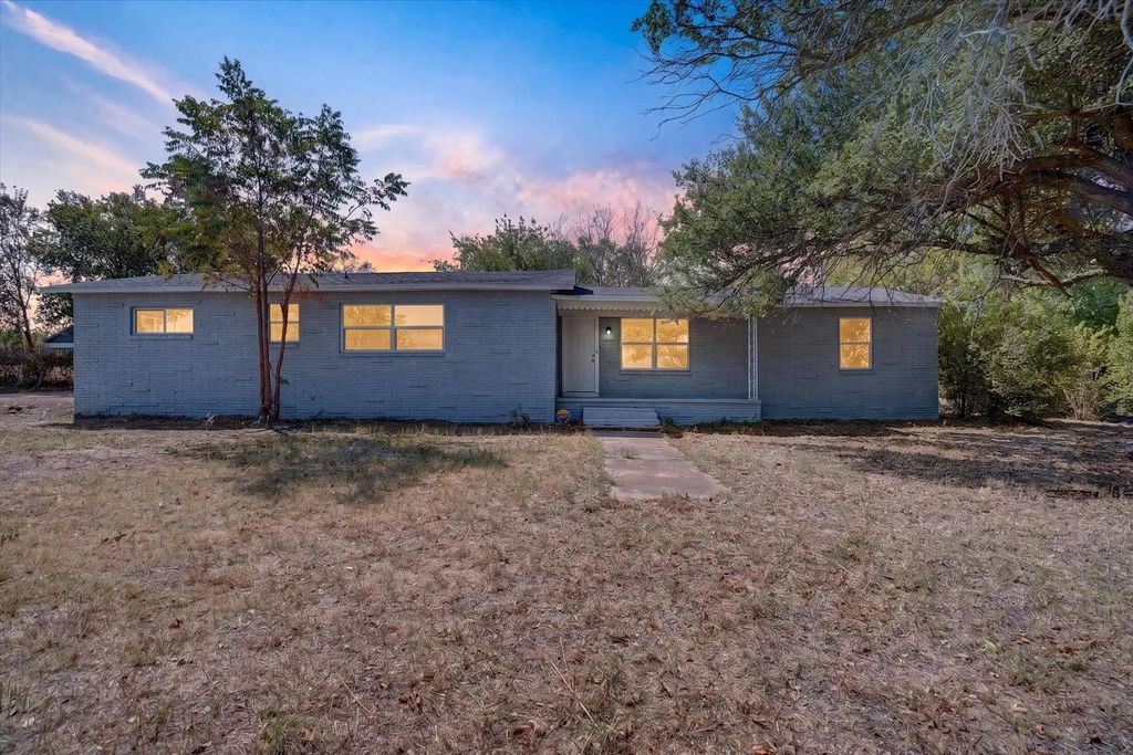 1225 W Belknap Street, Jacksboro