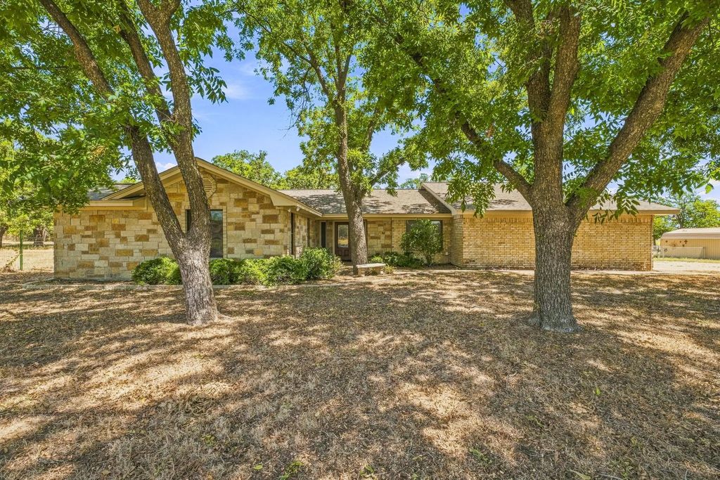 907 County Road 484, Stephenville