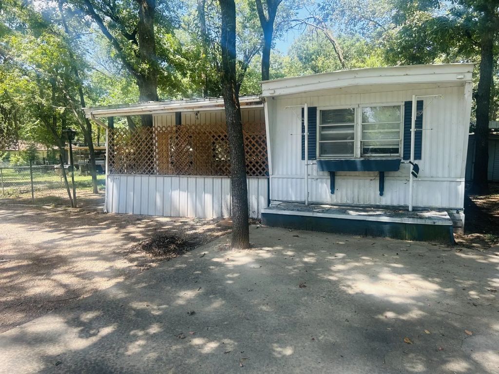 305 Live Oak Lane, Mabank
