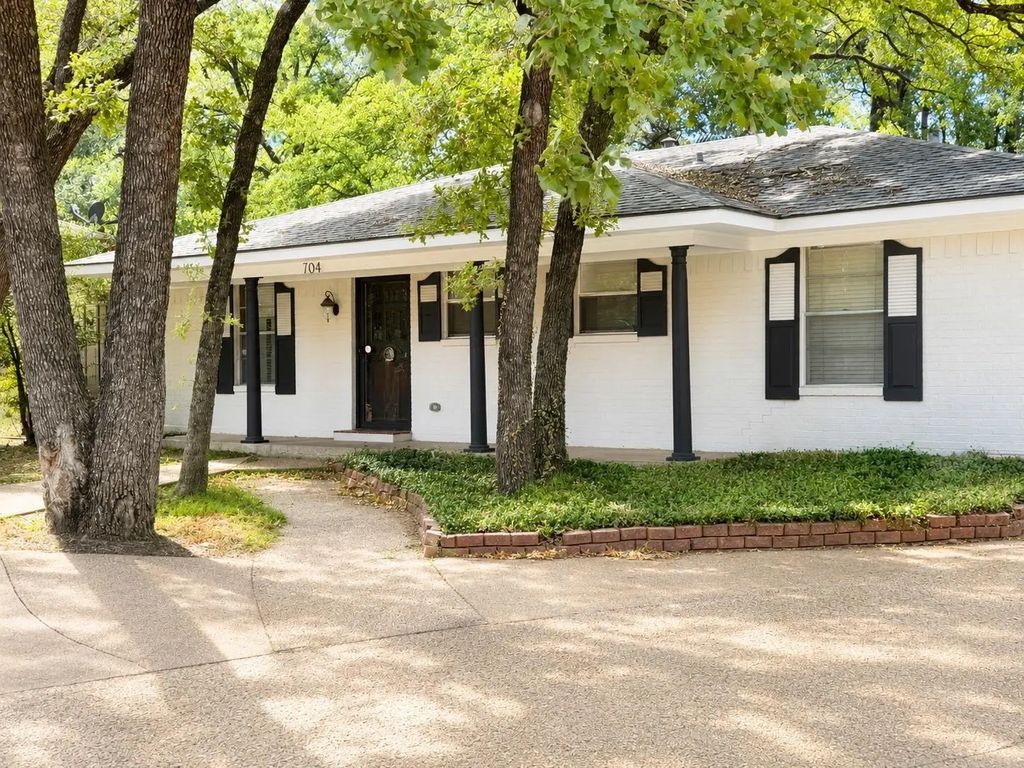 704 Dobbins Road, Corsicana