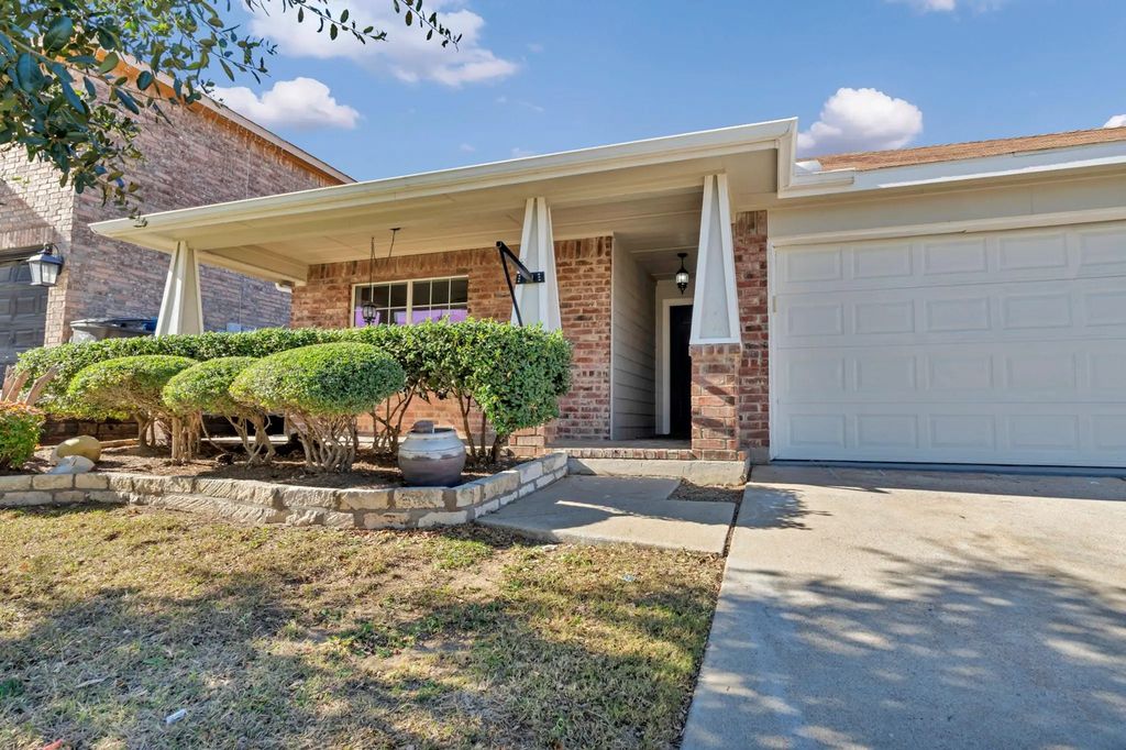 341 Windy Hill Lane, Fort Worth