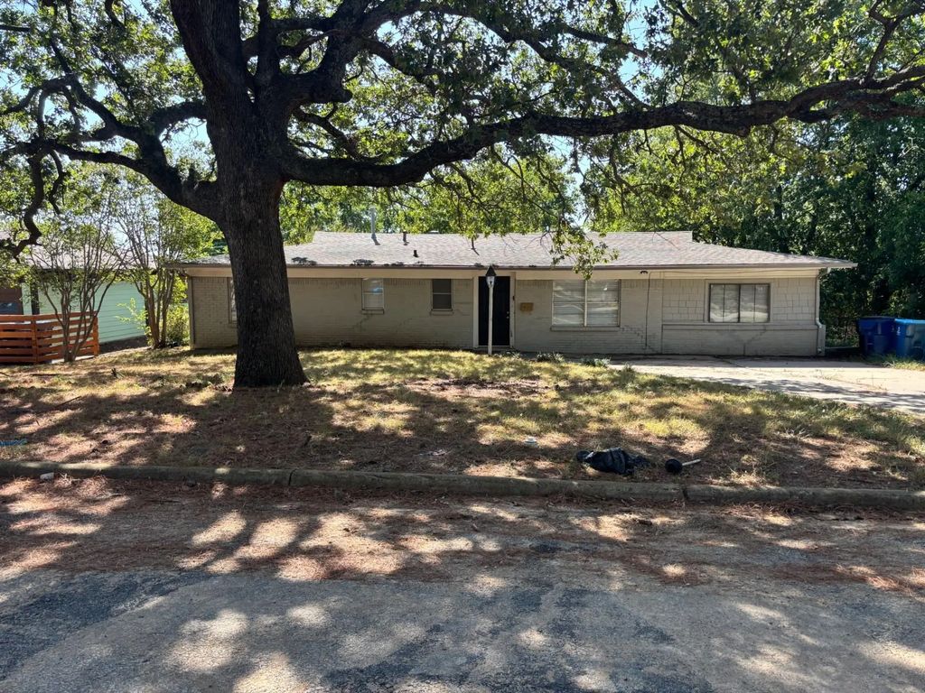 105 S Hickory Avenue, Denison