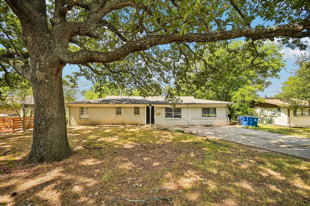 105 S Hickory Avenue, Denison