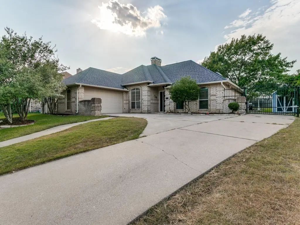 10228 Fieldcrest Drive, Benbrook