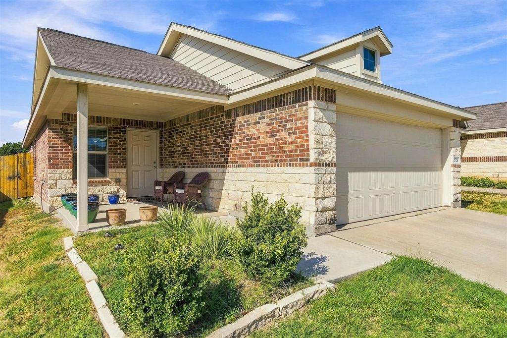 5709 Honey Creek Street, Fort Worth