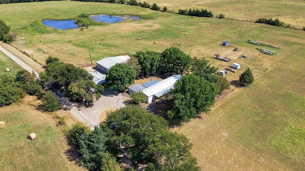 878 County Road 2900, Dodd City