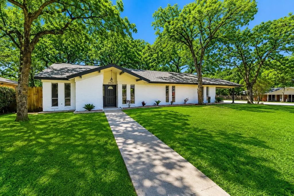 1917 Toplea Drive, Euless