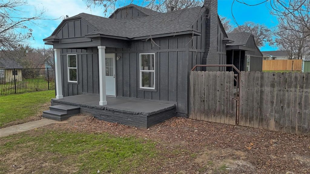 307 Fannin Street, Nocona