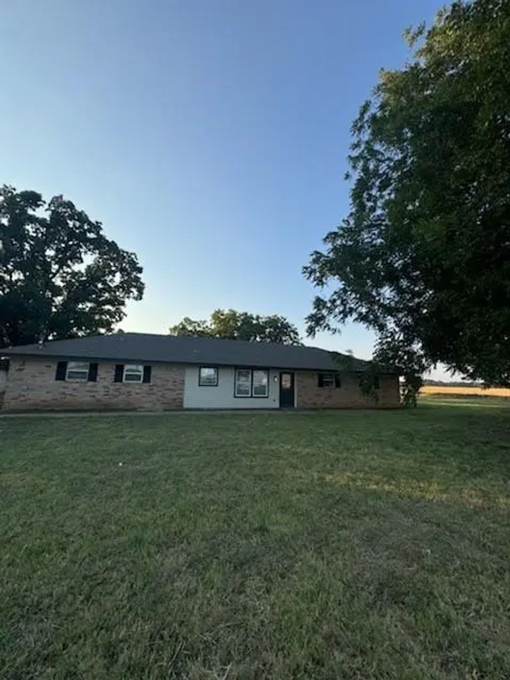 1401 Fm 1243, Brandon