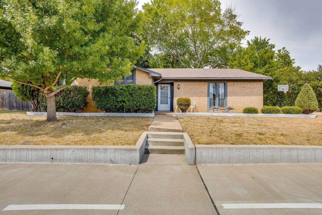 435 Se Gardens Boulevard, Burleson
